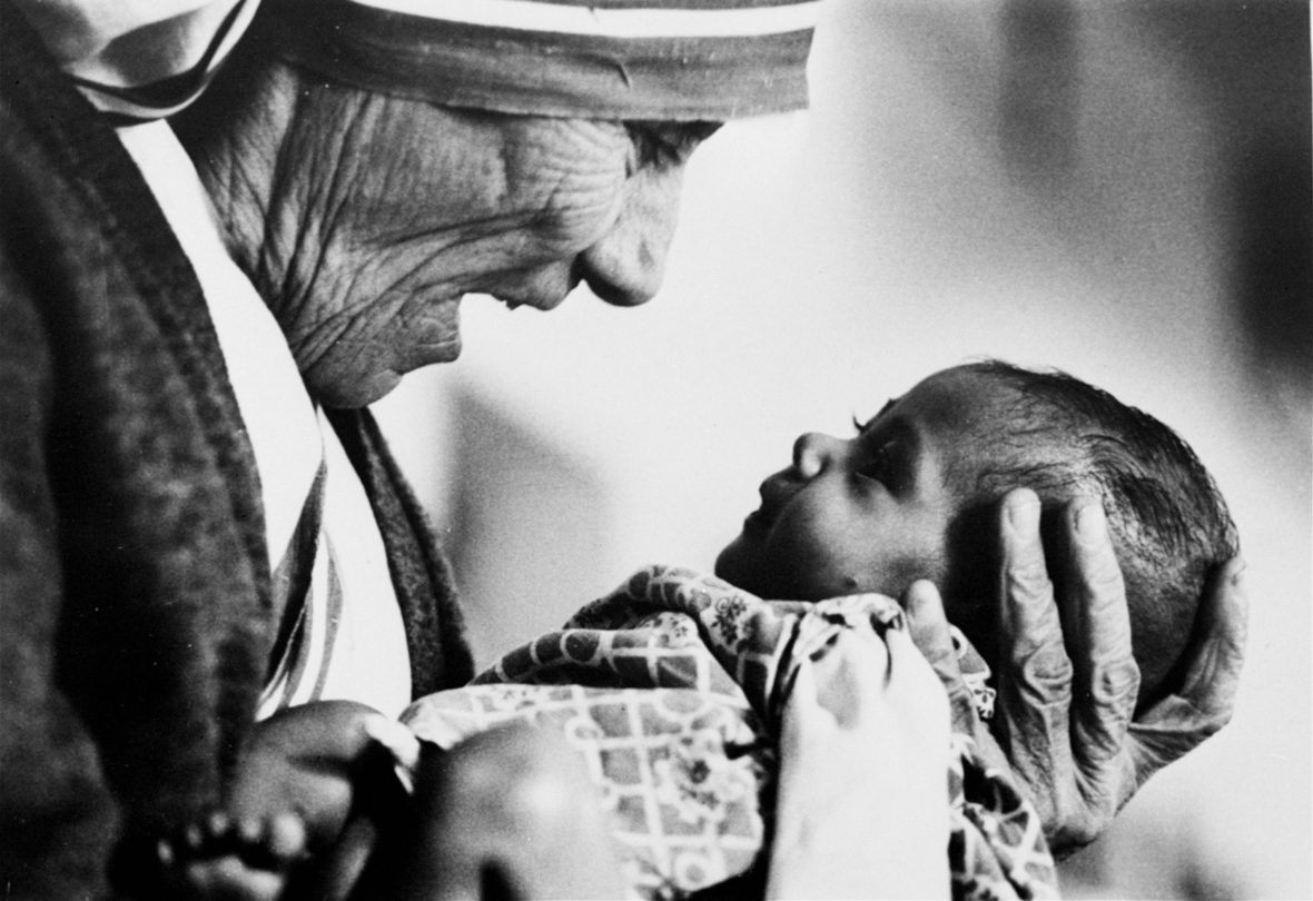 1978: Mutter Teresa hält ein Baby in den Händen, das keine Arme hat.