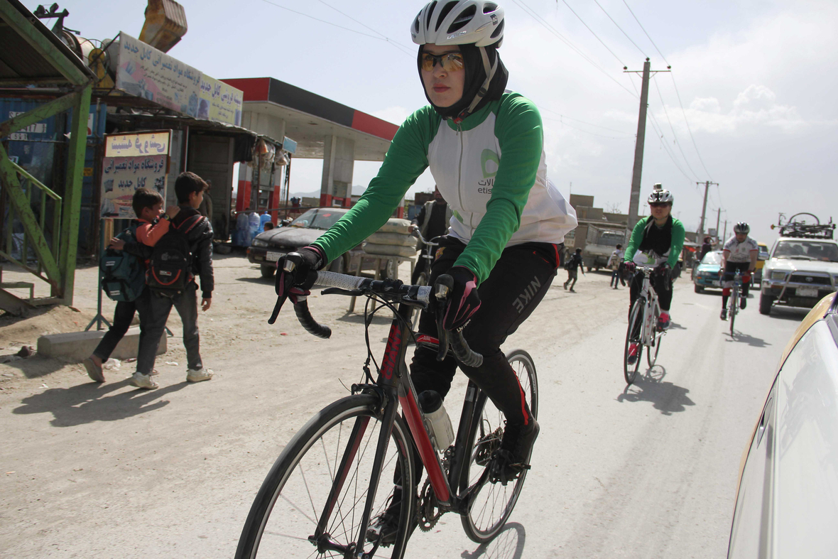 Ein Frau in Afghanistan trainiert für ein Radrennen. Dies ist sehr ungewöhnlich, denn bereits das Fahrradfahren ist für Frauen in der konservativen Gesellschaft Afghanistans nicht üblich.
