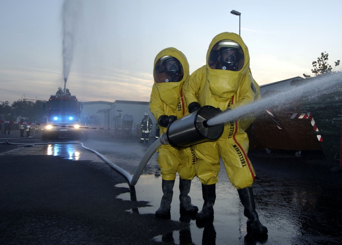 Feuerwehrleute bei einer Übung für einen Chemieunfall.