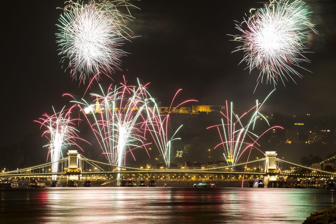 Während der Feierlichkeiten zum St.-Stephans-Tag am 20. August 2015 in Budapest explodieren Feuerwerke über der Donau.