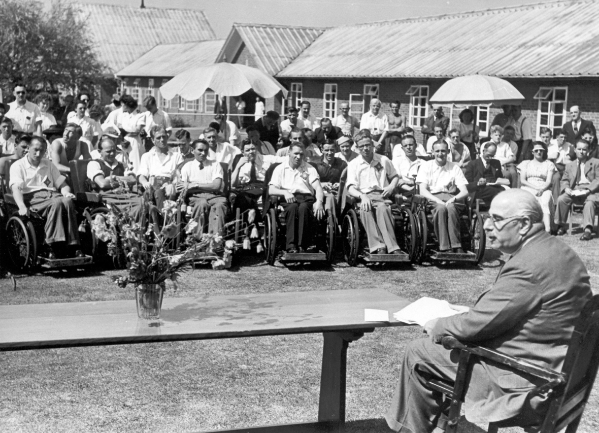 Die undatierte Aufnahme zeigt den Arzt Ludwig Guttmann (vorne rechts).  Guttmann gilt als Vordenker der Paralympics. Er entwickelte die Idee der Sportwettkämpfe für Querschnittsgelähmte im englischen Ort Stoke Mandeville. 