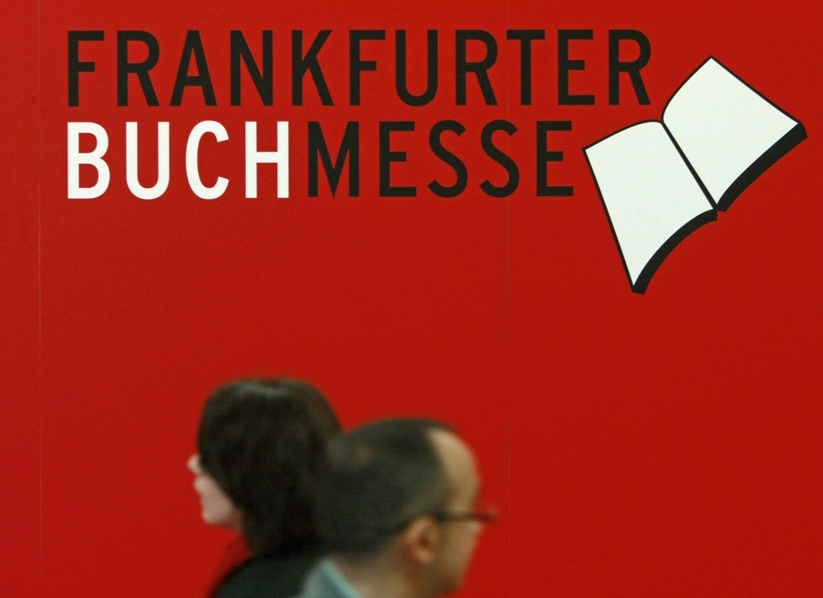 Besucher laufen im Jahr 2008 am Logo der 60. Frankfurter Buchmesse vorbei.