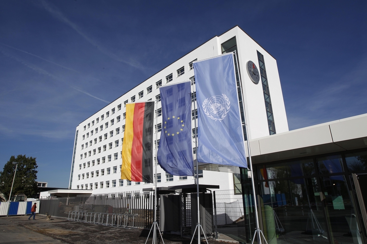 Man sieht das Bürogebäude des Klimasekretariats der Vereinten Nationen (UNO) in Bonn. Vor dem Gebäude wehen die Deutschland-, Europa- und UNO-Fahnen.