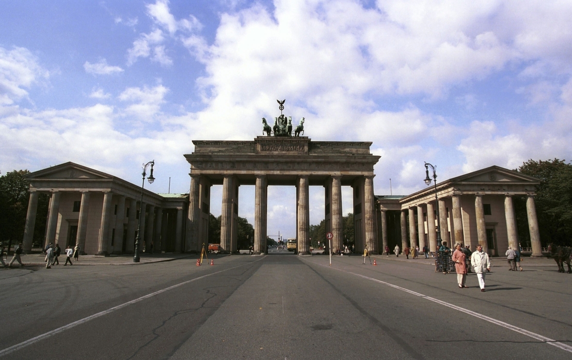 Das Brandenburger Tor am Pariser Platz in Berlin im Jahr 1993