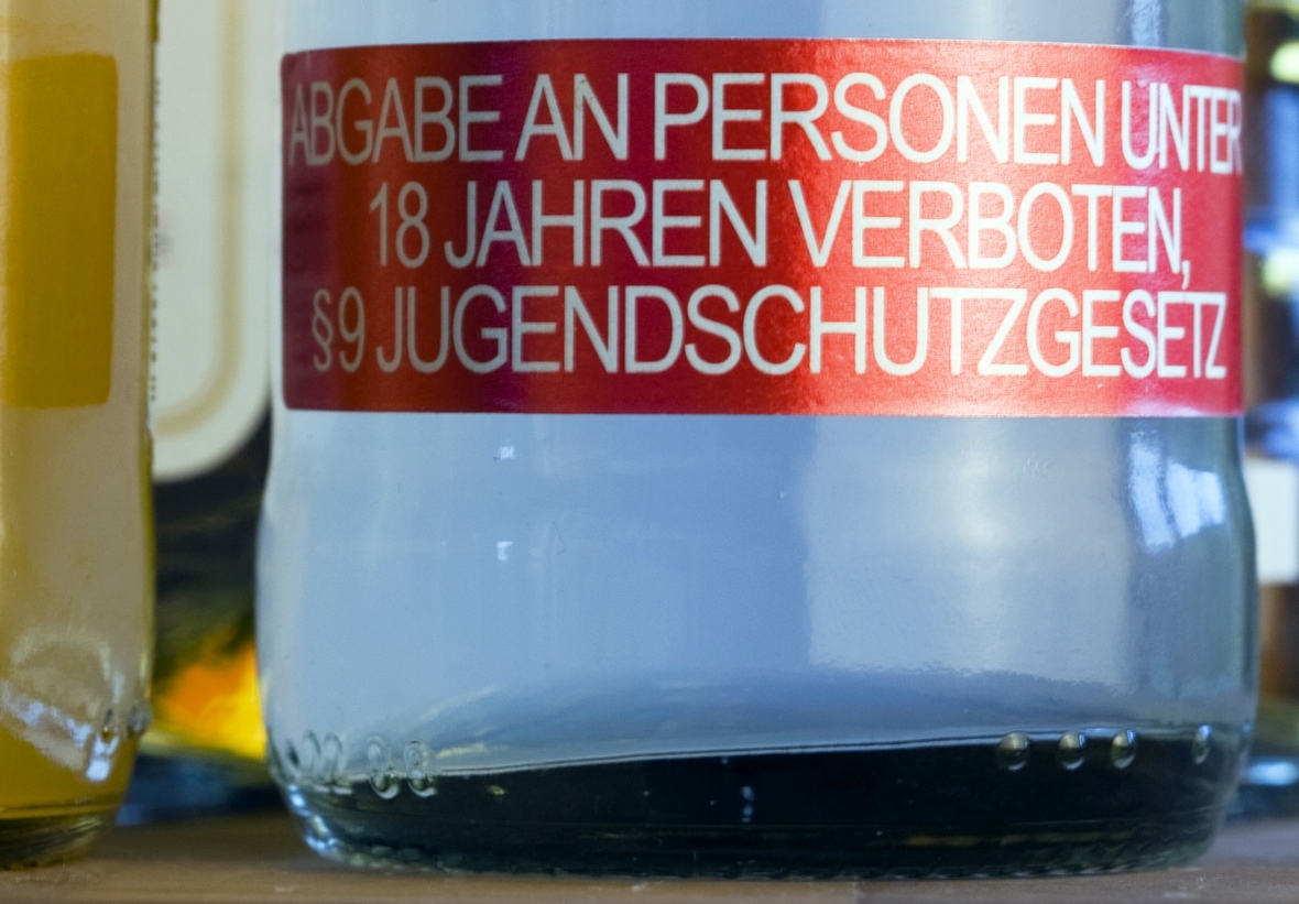 Hinweis zum Jugendschutz und das Verkaufsverbot an Jugendliche unter 18 Jahren auf einer Flasche mit einem alkoholhaltigen Mixgetränk 