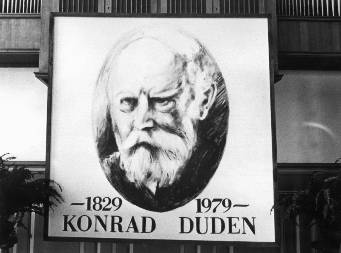 Ein Porträt des deutschen Philologen Konrad Duden auf einem Plakat (undatierte Aufnahme)