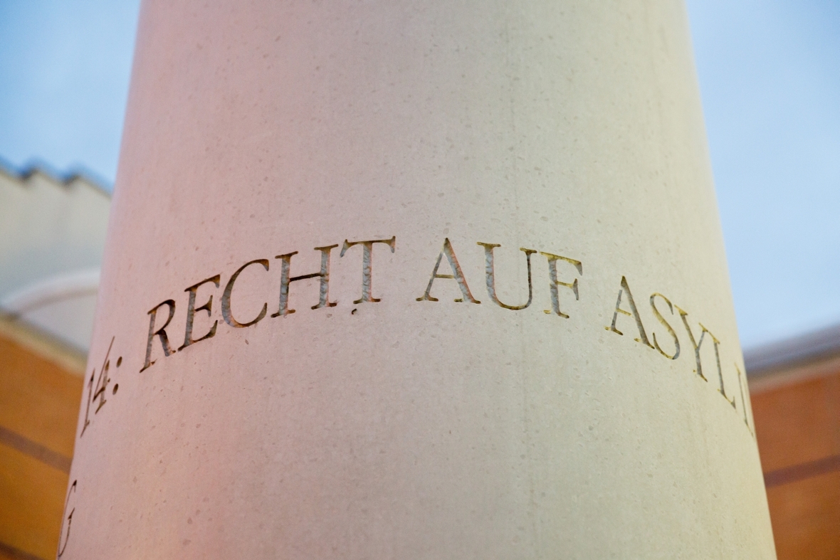 "Das Recht auf Asyl" steht in Artikel 14 der Allgemeinen Erklärung der Menschenrechte. Diese Säule findet man auf der "Straße der Menschenrechte" in Nürnberg.