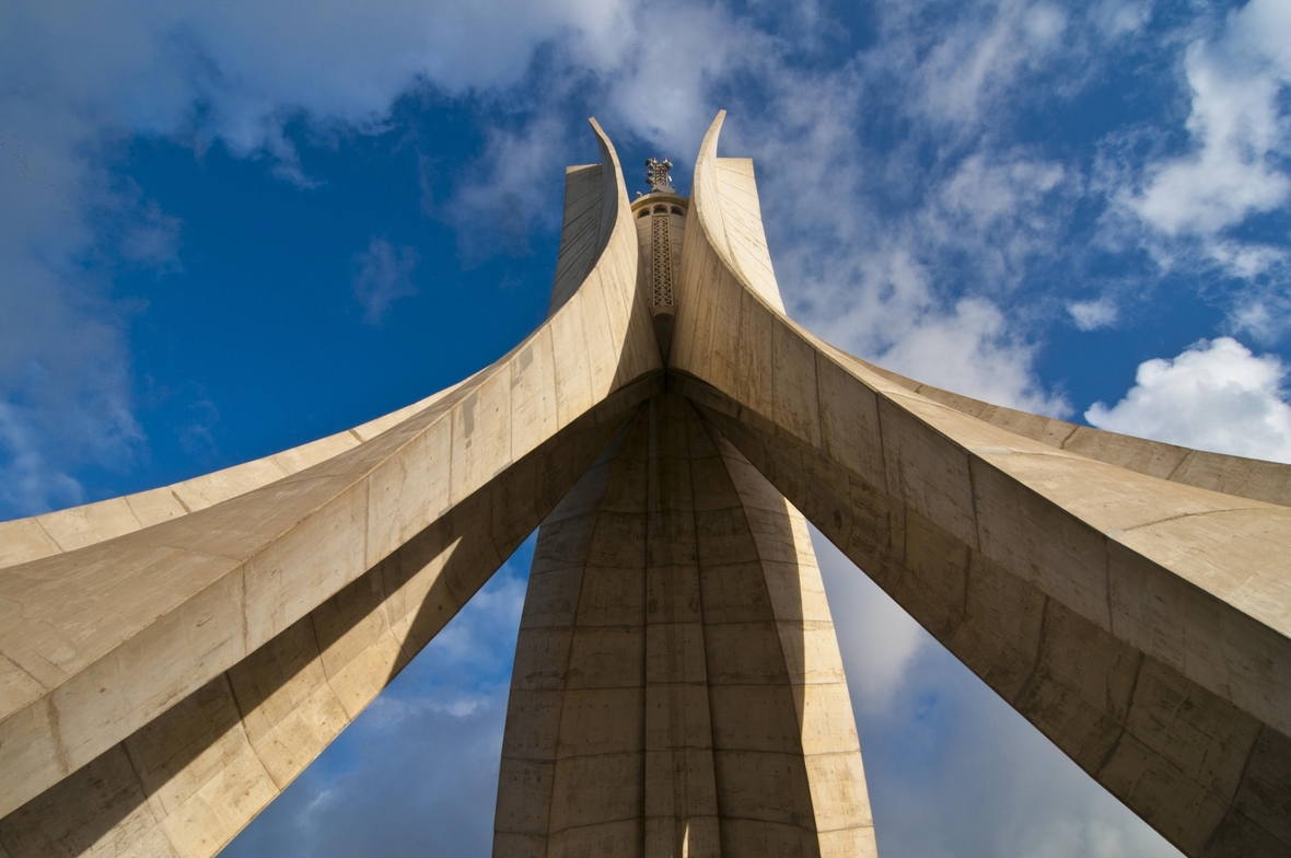 Das Märtyrer-Denkmal in Algier ist über 100 Meter hoch. Es wurde 1982 zum 20. Jahrestags der Unabhängigkeit eröffnet.