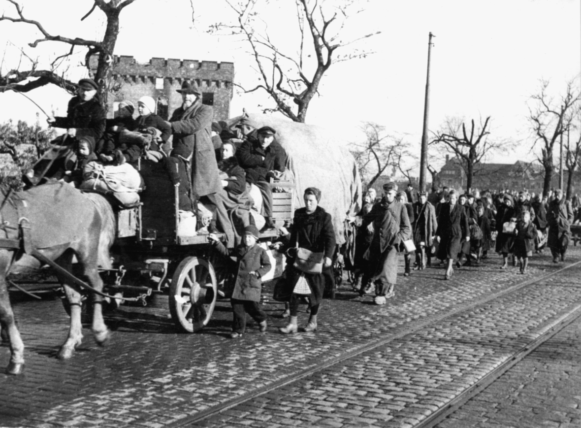 Zu Fuß oder mit Pferdekarren flüchteten Menschen am Ende des Zweiten Weltkriegs aus den östlichen Gebieten des Deutschen Reiches.