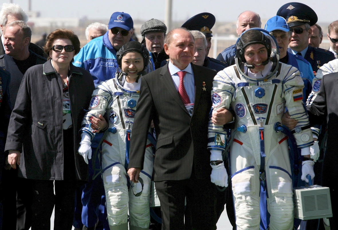 April 2008: AStronautin Valentina Tereschkowa (links) unterstützt So-Yeon Yi, die als erste Südkoreanerin ins All fliegen wird.