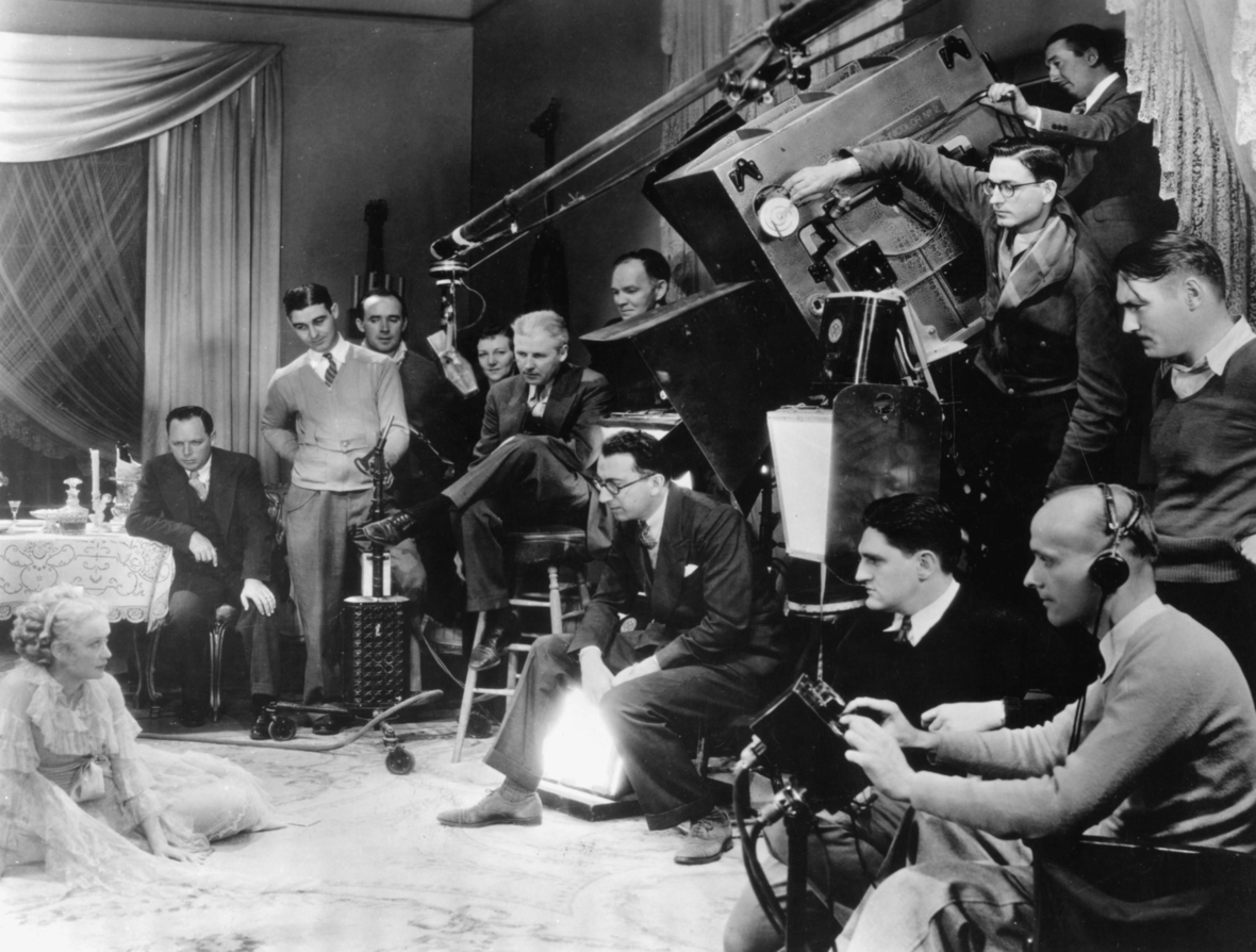 1935: Dreharbeiten zum 1. Technicolorspielfilm "Becky Sharp". Auf dem Foto gibt Regisseur Rouben Mamoulian der Hauptdarstellerin Miriam Hopkins Spielanweisungen.