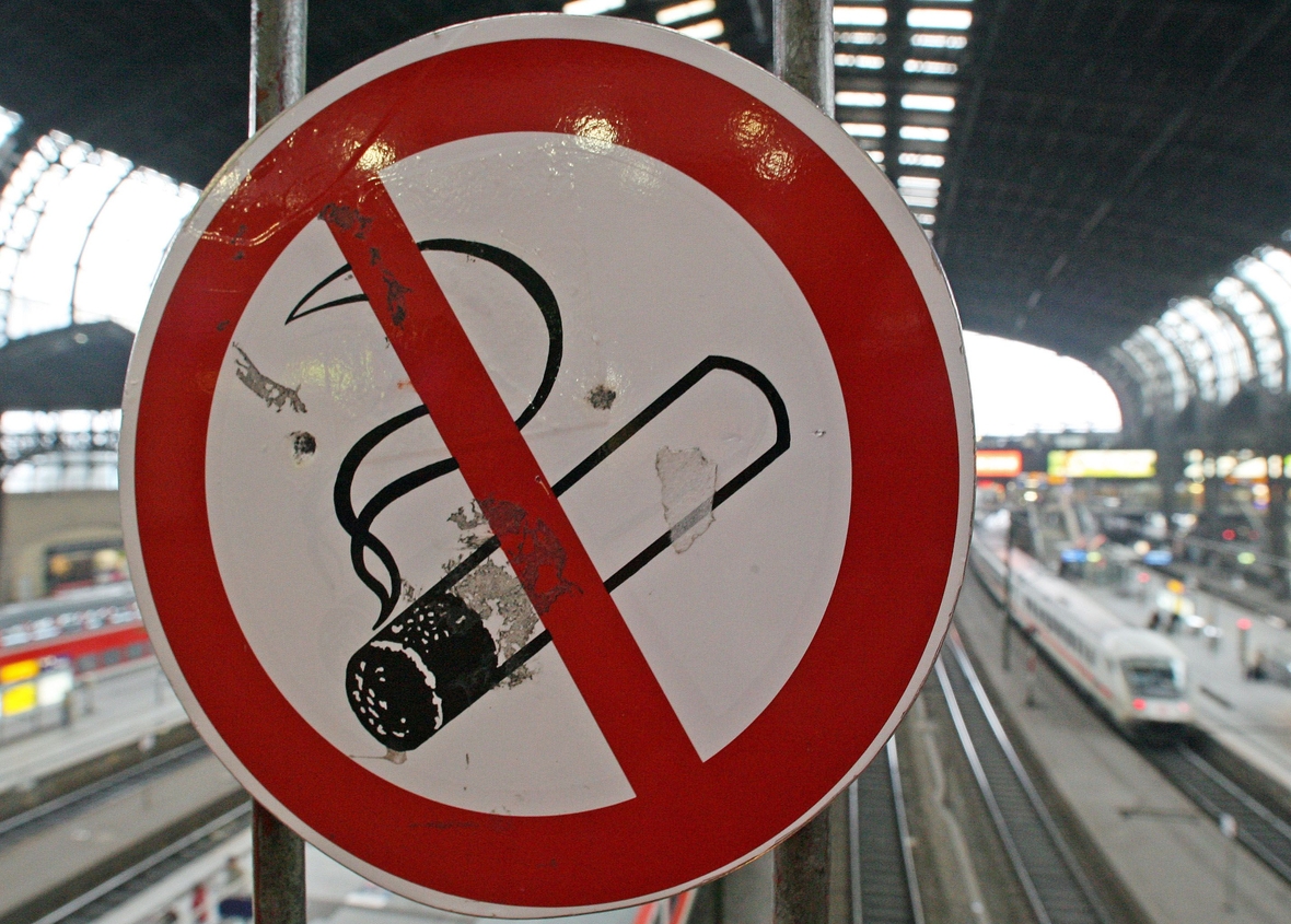 Rauchverbot zeigt das Schild im Bahnhof an.