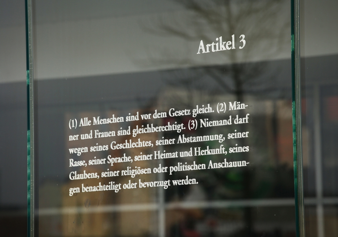 Der Artikel 3 des Grundgesetzes zur Gleichheit von Männern und Frauen. Nach Artikel 3 darf auch Niemand wegen seiner Rasse, Herkunft oder politischen Anschauungen diskriminiert werden.