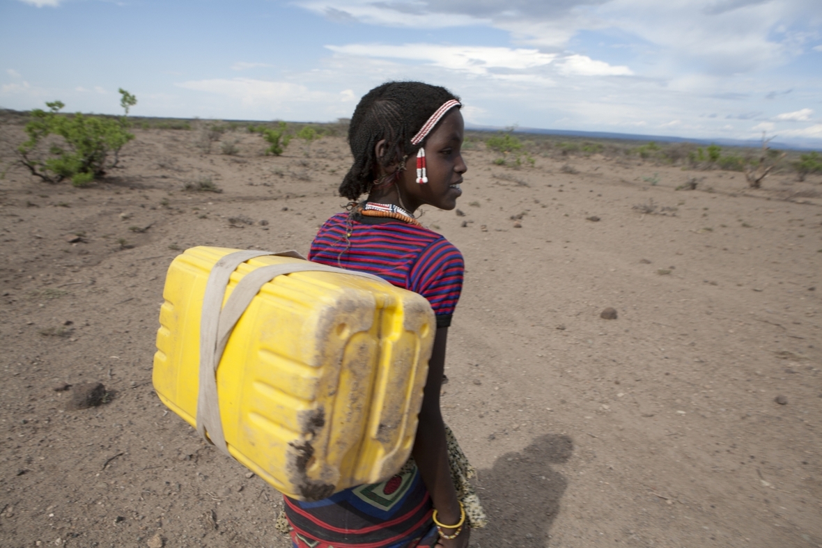 Äthiopien: Zu den vielen Aufgaben des 12jährigen Mädchens gehört auch das Wasserholen. Das Wasser trägt das Mädchen in einem Kanister auf dem Rücken
