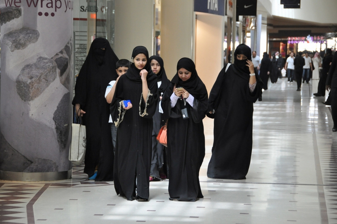 Verschleierte Frauen in einem Einkaufszentrum in Riad, Saudi-Arabien.
