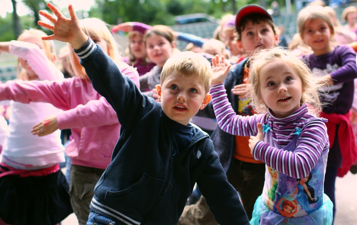 Grundschulkinder tanzten am Weltkindertags-Fest in Schwerin. Der deutsche Kinderschutzbund organisierte die Kinderparty.