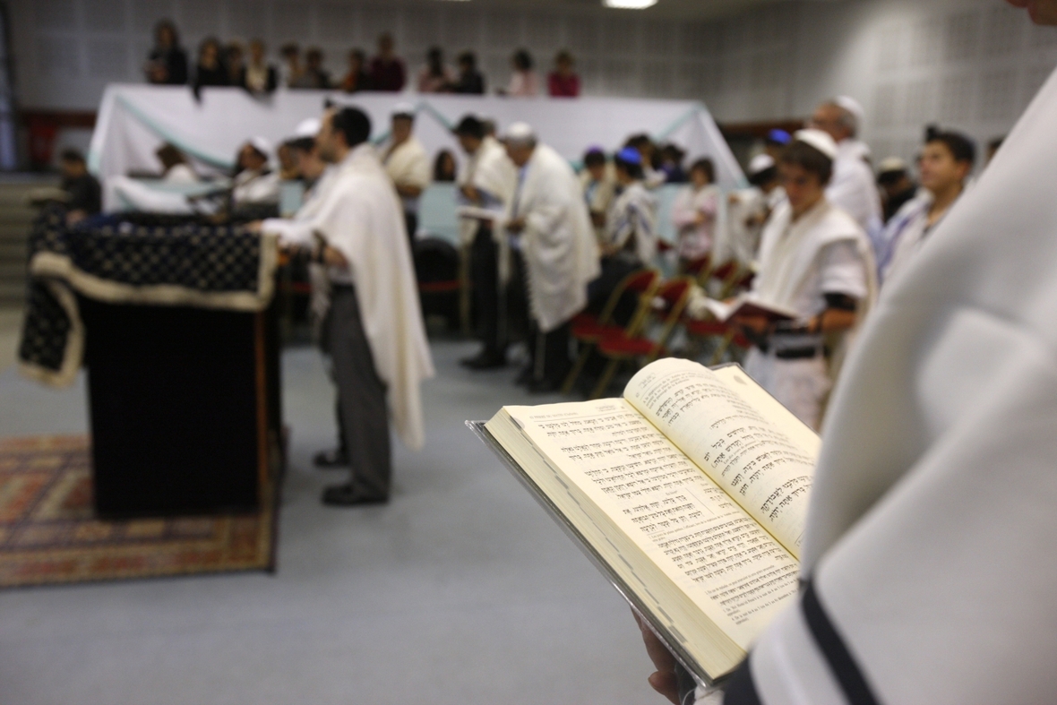 Ein Mann liest die Tora in der Synagoge.