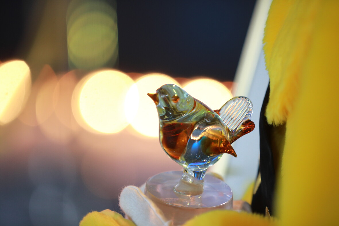 das Symbol des Festivals aus Glas: der goldene Spatz