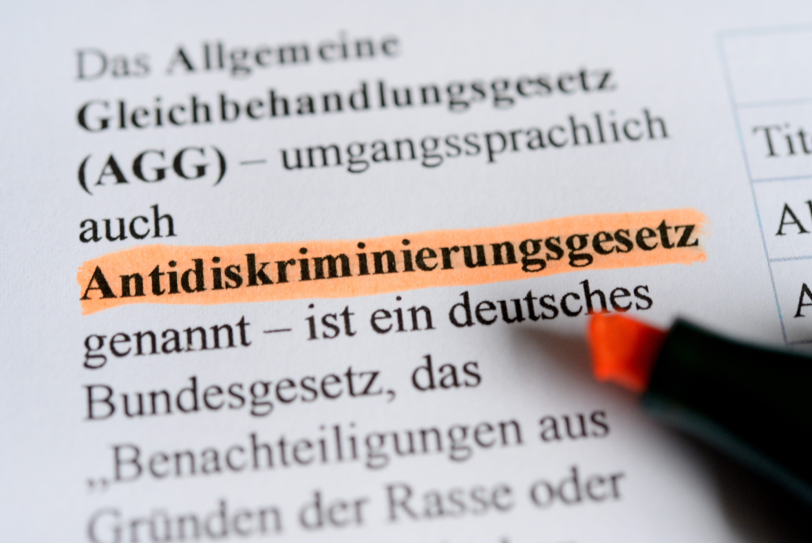 Ein farbig markierter Textausschnitt: „Das Allgemeine Gleichbehandlungsgesetz (AGG) - umgangssprachlich auch Antidiskriminierungsgesetz genannt - ist ein deutsches Bundesgesetz, das Benachteiligungen aus Gründen der Rasse oder...“