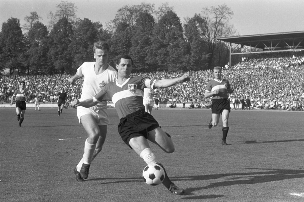 Letzter Spieltag der Bundesliga in der Saison 1963/64: Der 1. FC Köln besiegt den VfB Stuttgart mit 2:1