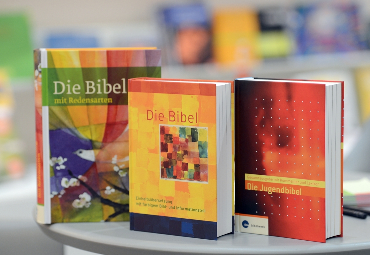 Gezeigt werden unterschiedliche Ausgaben der Bibel. In manchen Bibeln gibt es auch Bilder und Erklärungen.