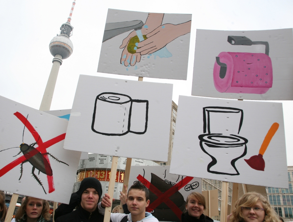 Welttoilettentag - Schüler demonstrieren in Berlin mit Plakaten, die Toilettenpapier, Wasser und Seife zeigen.