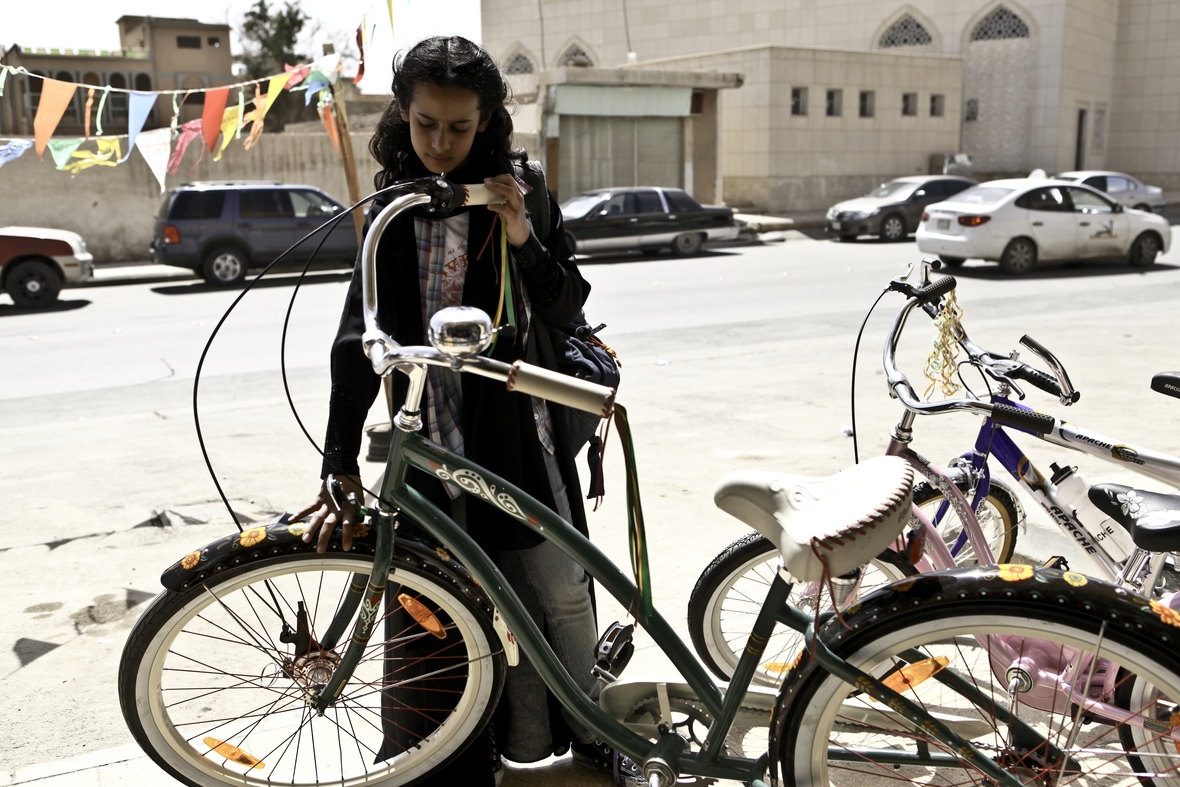 Szenenbild: Wadjda betrachtet das Fahrrad, das sie unbedingt haben möchte