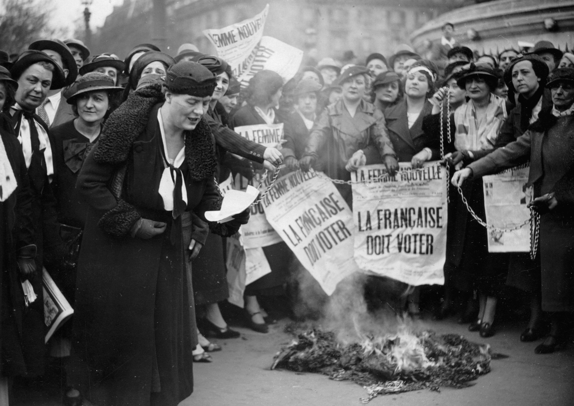 Frauen in Frankreich demonstrieren im Jahr 1935 für das Frauenwahlrecht.