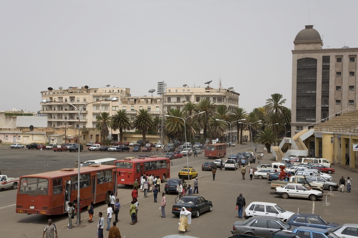 Hier ist viel los! Der große Bahti Meskerem Platz ist ein Verkehrsknotenpunkt von Asmara, der Hauptstadt von Eritrea.