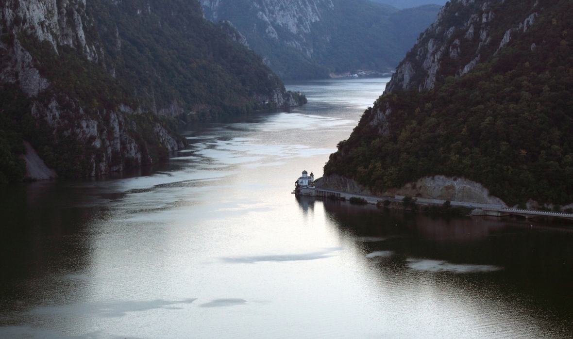 Die Donau an der engsten Stelle, dem "Eisernen Tor". Auf der rumänischen Seite befindet sich das Kloster Mraconia. Die andere Flussseite gehört zu Serbien.