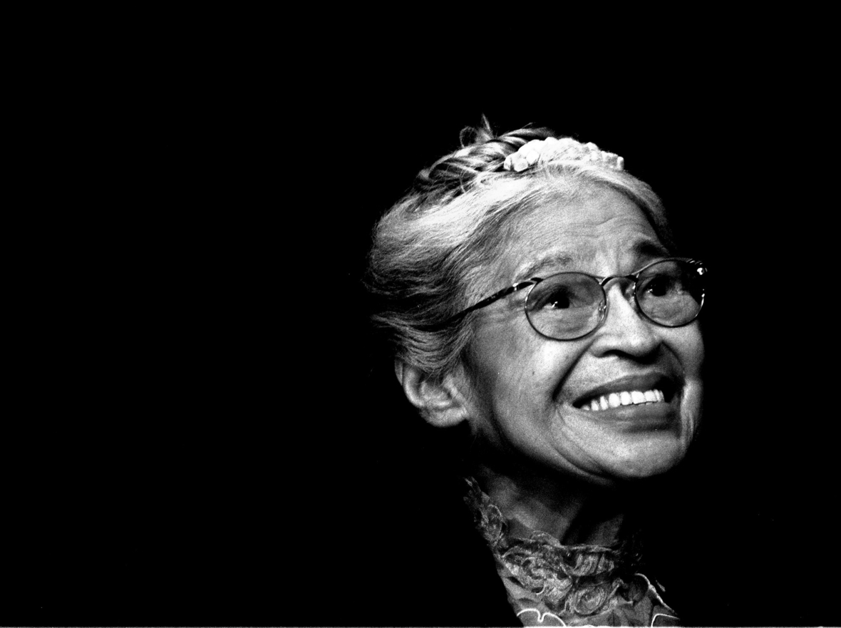 Auf dem Aktenfoto vom 28. November 1999 lächelt Rosa Parks während einer Zeremonie, bei der sie die "Goldene Ehrenmedaille des Kongresses" in Detroit, Michigan, erhält. 