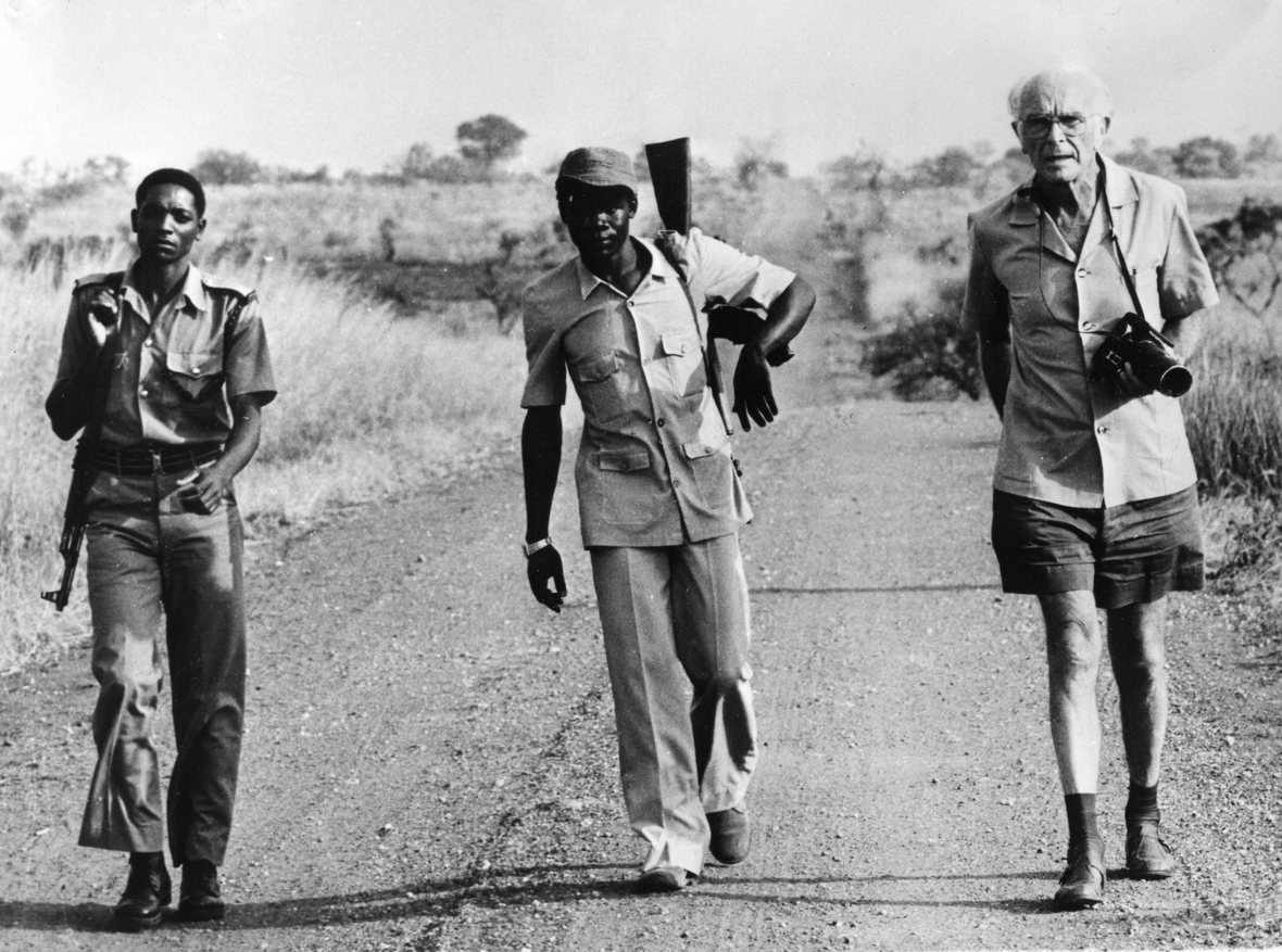 Bernhard Grzimek geht mit zwei Nationalpark-Rangern 1980 durch den Kabalega National Park in Uganda.