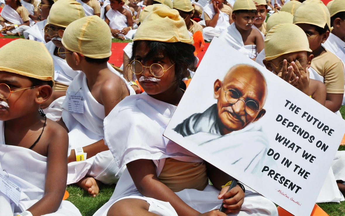 Zu Ehren von Gandhis 146. Geburtstag haben sich tausende von indischen Kindern als Mahatma Gandhi verkleidet.