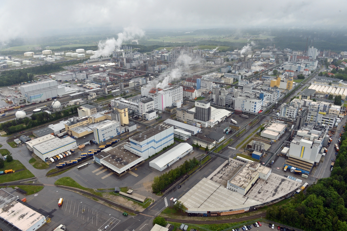 Das Chemiewerk Wacker-Burghausen mit großen Industrieanlagen.