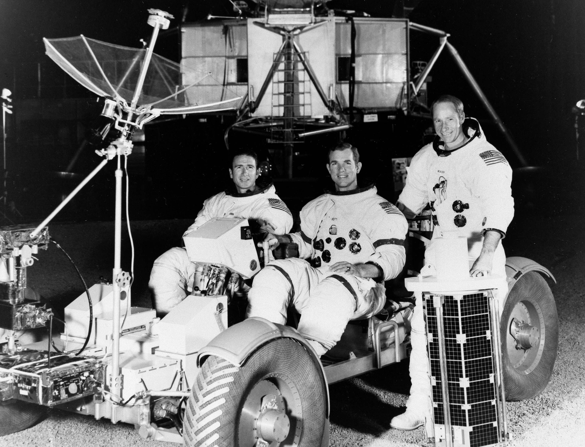 Die drei Astonauten der Apollo 15 Mission, James Irwin, David Scott und Alfred Worden, mit ihrem Mond-Auto. 