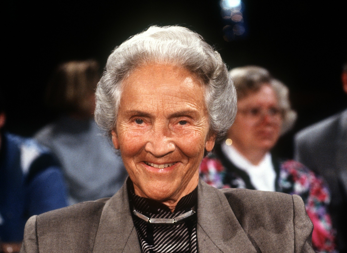 Marion Gräfin Dönhoff lächelt in die Kamera 1991