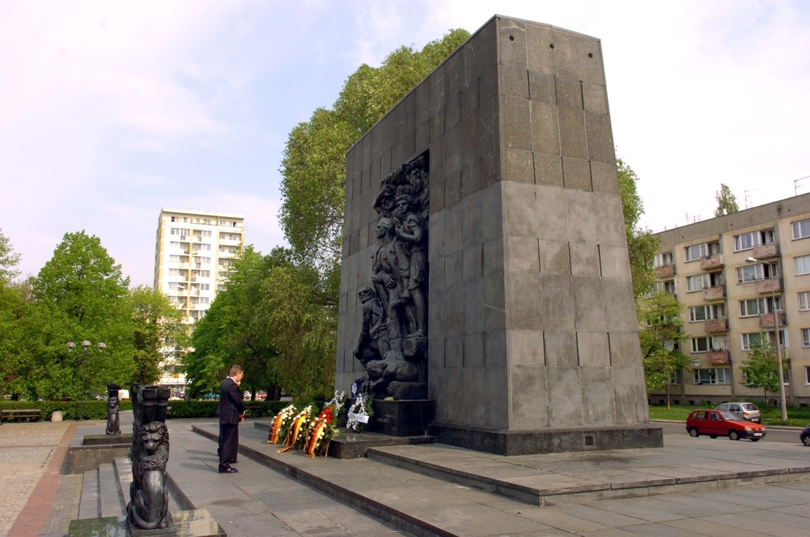 Das Denkmal für die Helden des Warschauer Ghettos in Warschau erinnert an die jüdischen Aufstände.