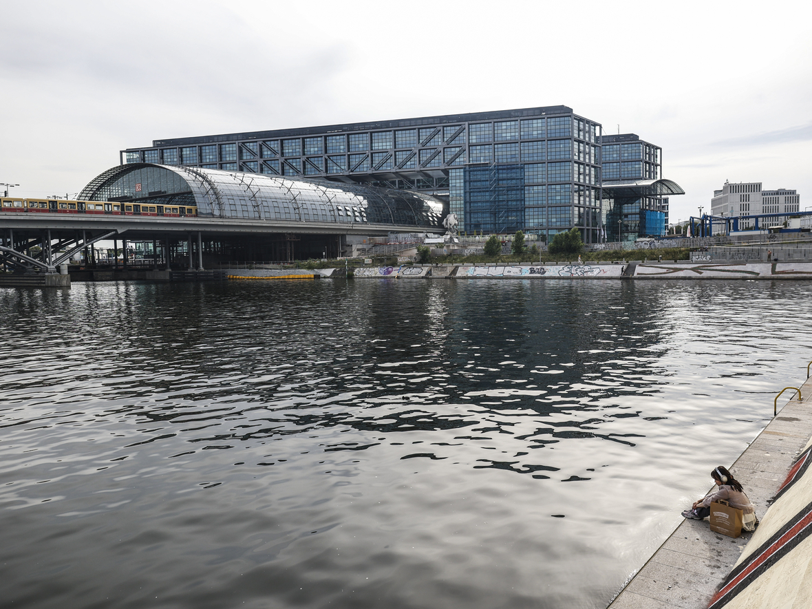 Der Humboldthafen am Berliner Hauptbahnhof