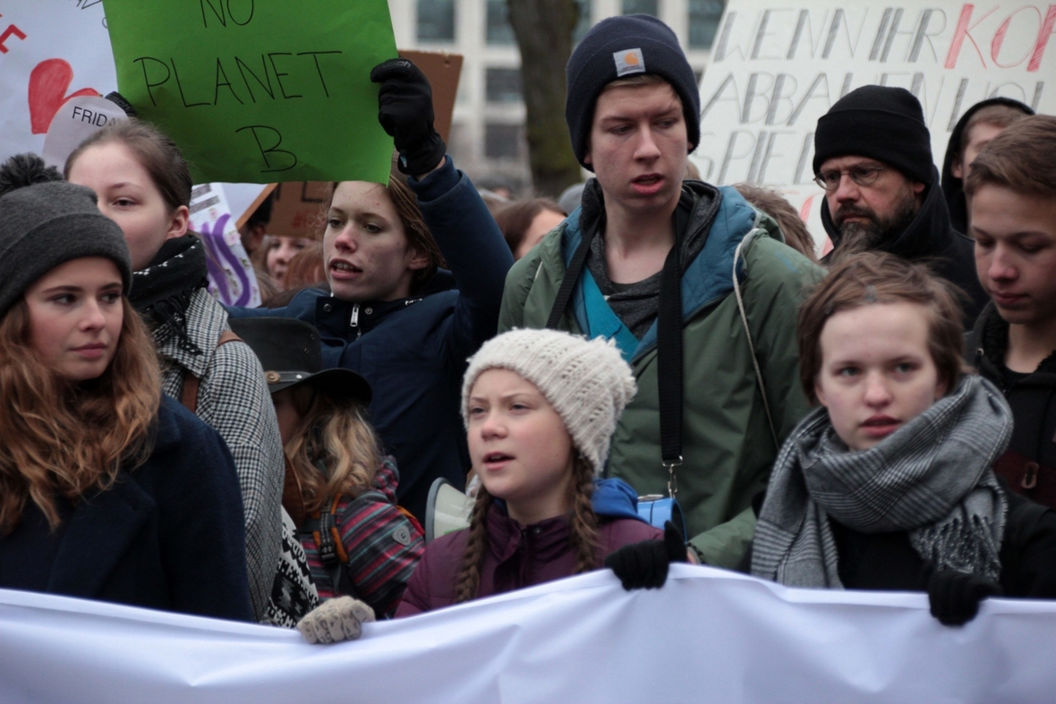 Schülerinnen und Schüler demonstrieren in Hamburg für einen besseren Klimaschutz. Mit dabei ist Greta Thunberg, die als erste Schulstreiks für das Klima startete.