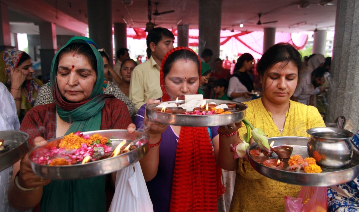 Hinduistische Frauen spenden Opfergaben bei einem religiösen Tempelfest in Indien.