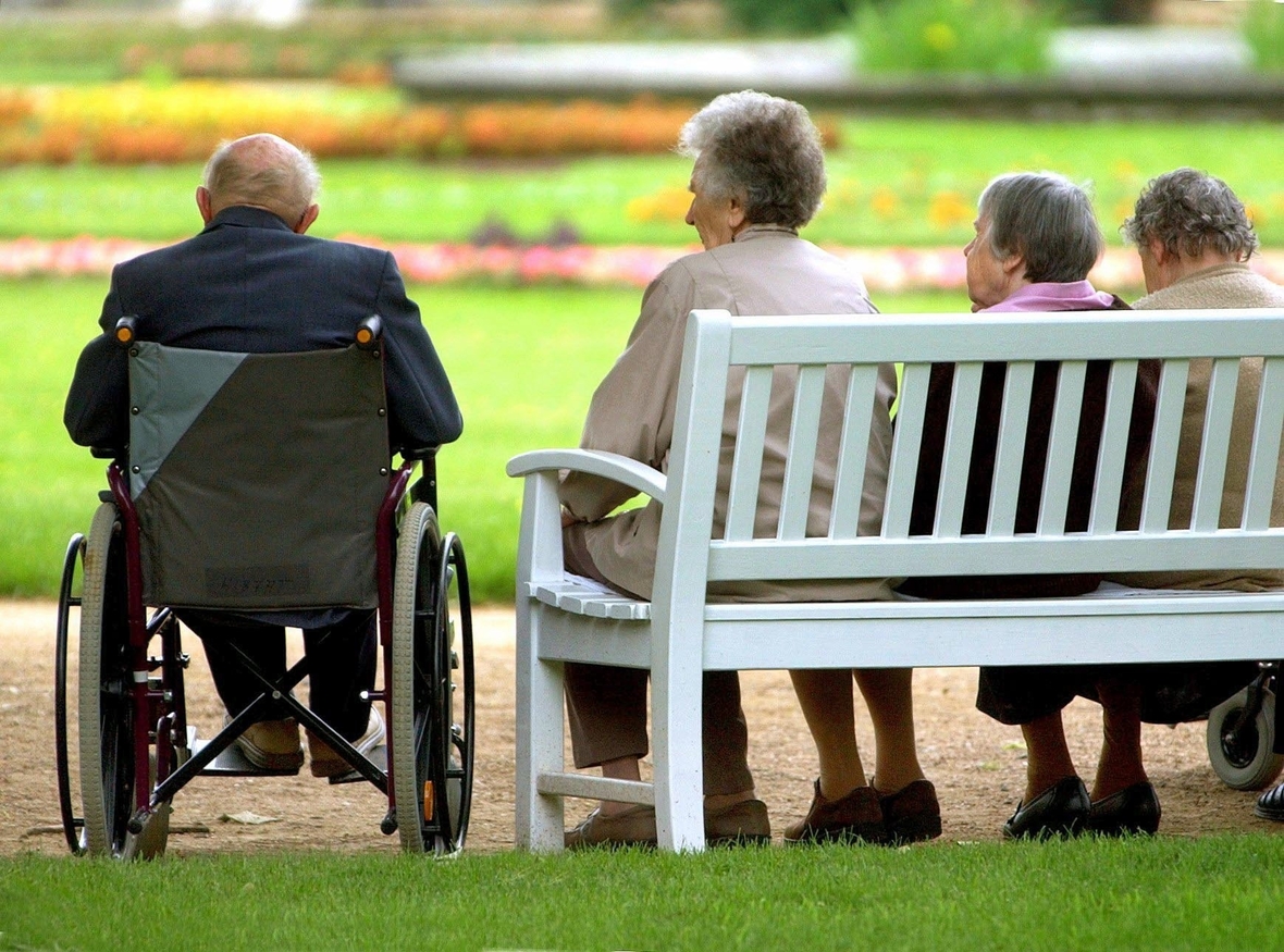 Auf einer Bank sitzen alte Menschen, die man von hinten sieht. Etwa 21 Millionen Rentnerinnen und Rentner leben in Deutschland