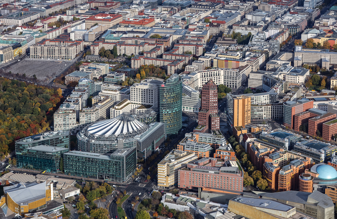 Der Potsdamer Platz mit dem Sony Center (vorne links)