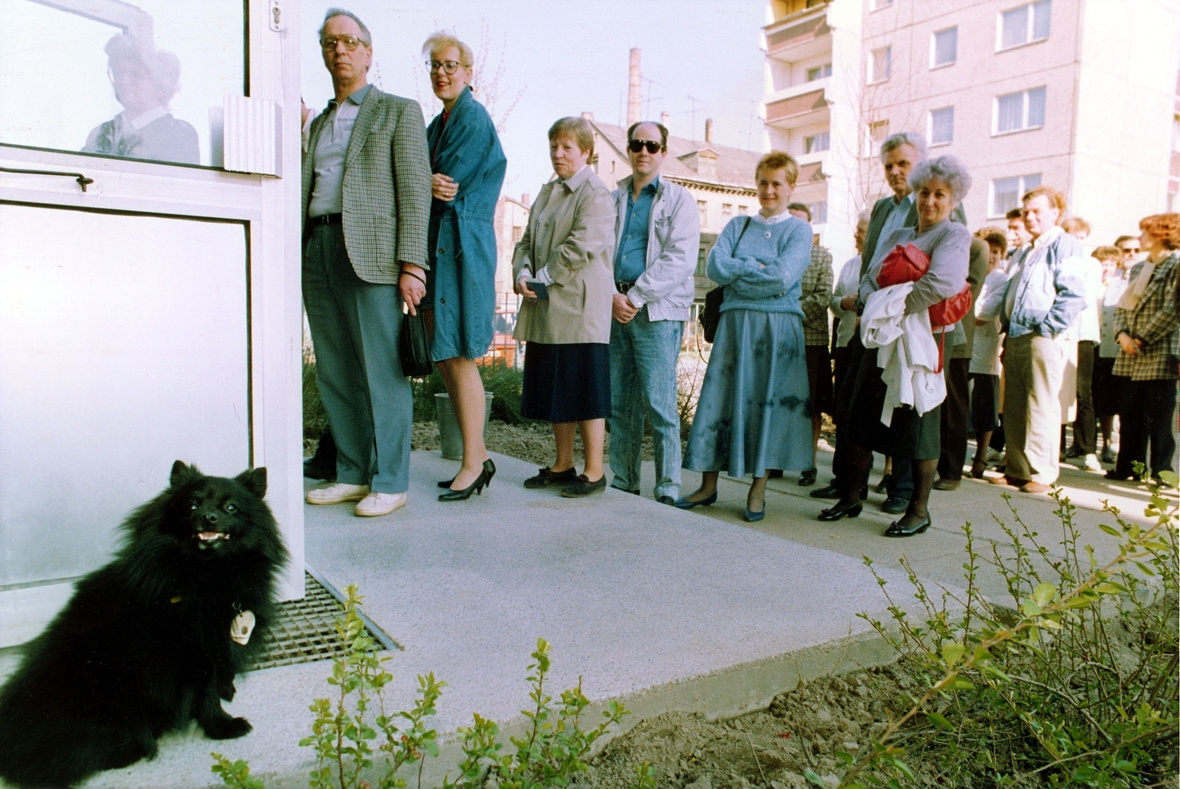 Menschen stehen in der Warteschlange vor einem Wahllokal in Leipzig, um bei der Volkskammerwahl am 18. März 1990 in der DDR ihre Stimme abzugeben.