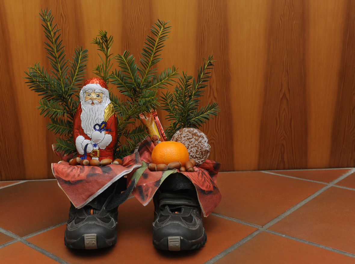 Häufig verstecken sie die kleinen Nikolaus-Geschenke in geputzten Schuhen.