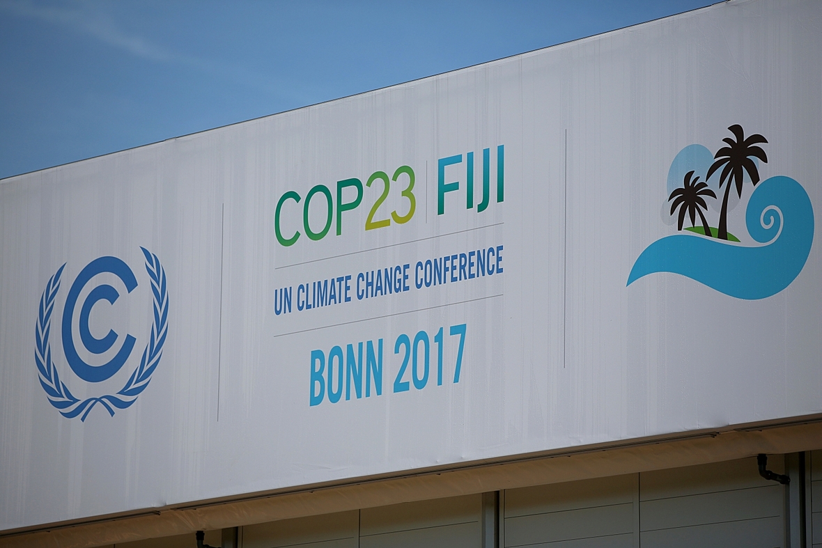 Das Logo der 23. Weltklimakonferenz der Vereinten Nationen in Bonn wird auf einem Banner gezeigt.