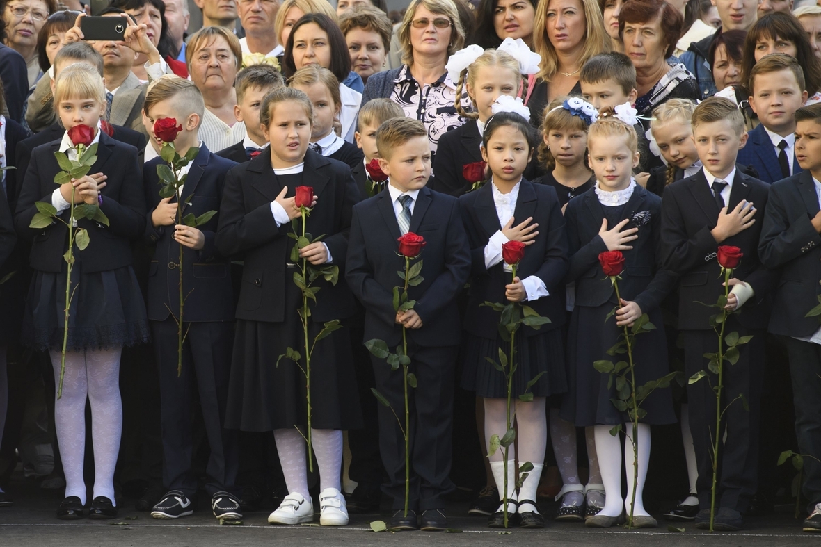 Ukraine: Für die Einschulung haben sich alle schick gemacht.