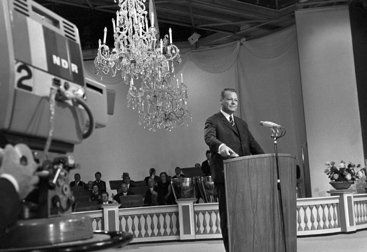 Noch in Schwarz-Weiß: Willy Brandt bei der Premiere des Farbfernsehens auf der "Internationalen Funkausstellung" in Berlin 1967. Der damalige Bundesaußenminister Willy Brandt löst am 25.08.1967  mit einem Knopfdruck den offiziellen Start des Farbfernsehens in Deutschland aus.