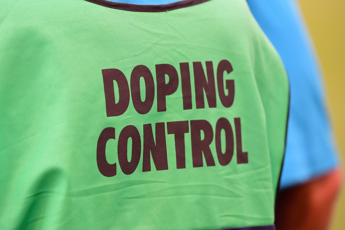 Bild zeigt die Weste der Doping-Kontrolleure. Nach den EM-Spielen werde Dopingkontrolle durchgeführt.
