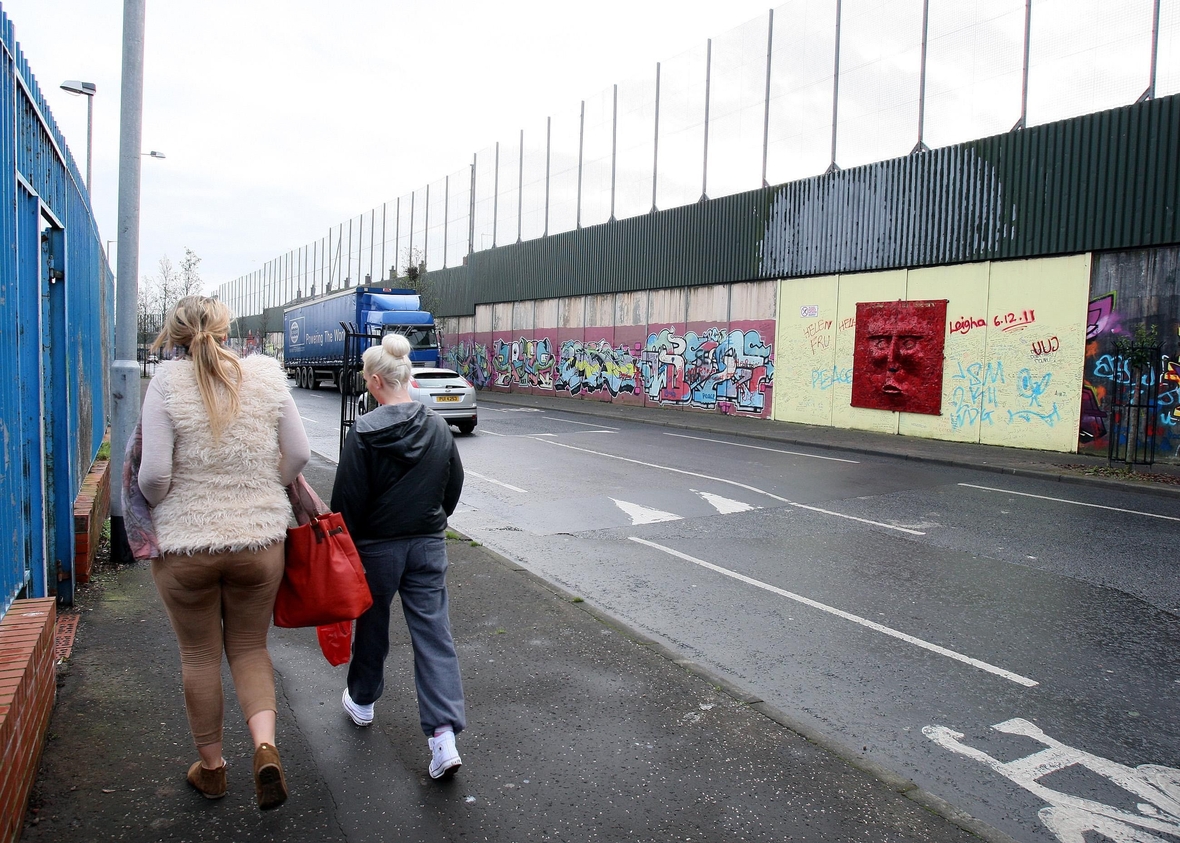 Diese längste sogenannte Friedensmauer in Belfast, Nordirland, verläuft zwischen einem katholischen und einem protestantischen Bezirk.