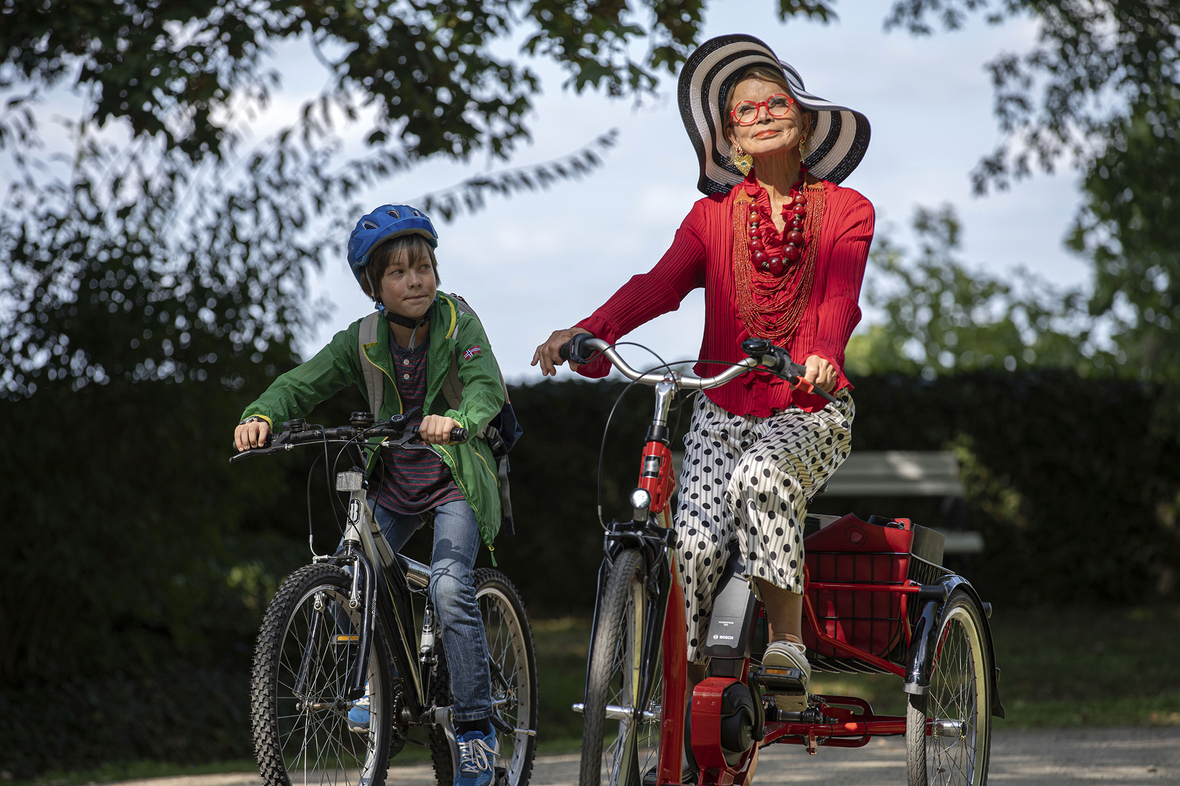 Szenenbild: Max (links im Bild) und Vera Hasselberg (rechts im Bild) sind mit dem Fahrrad unterwegs